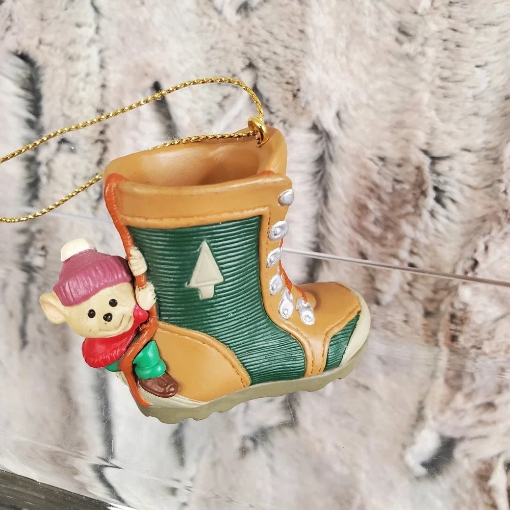 1995 TAKIN' A HIKE Hallmark KEEPSAKE Ornament Mouse on Hiking Boot CHRISTMAS VTG